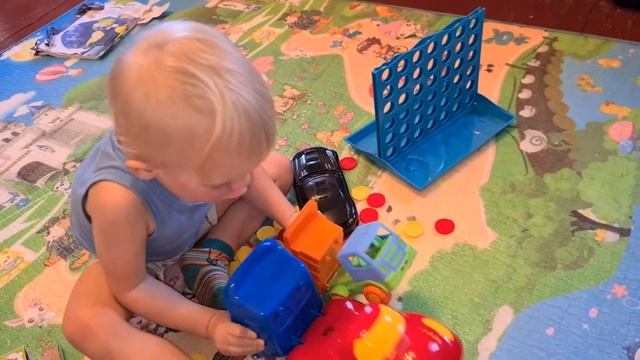 Как можно развивать ребенка в 2 года игрой 4 в ряд. Изучаем цвета и развиваем мелкую моторику