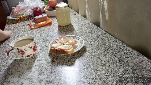 Горячие бутерброды и кофе на завтрак.Проводила мужа ,опять одна..... скучно.