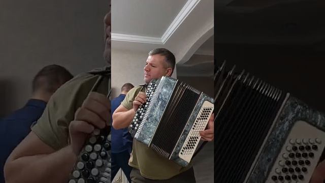 баян порвал...