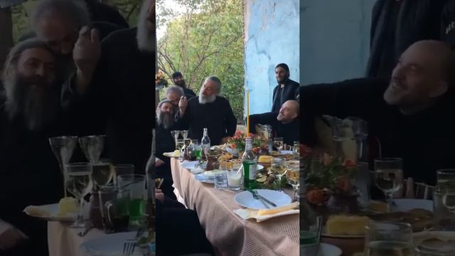 грузинские монахи поют итальянскую песню