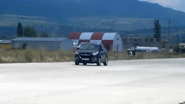 HYUNDAI IX 35  VS   JEEP Grand Cherokee Laredo