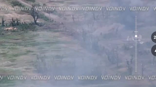 Вражеский танк съезжает с дороги на обочину и подрывается на мине в ходе неудачной контратаки.
