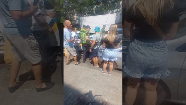 "Какие вы нах*р защитники?"возмущённая женщина о полицейских в Одессе,пытающихся отправить его на мя