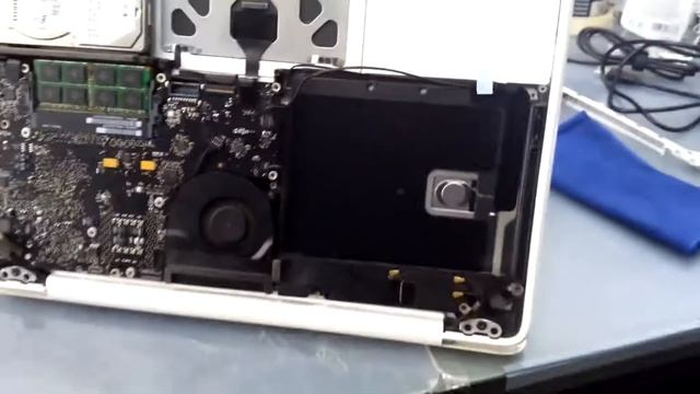 Macbook unibody A1342 top case faulty