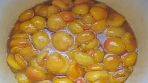 Ərikdən mürəbbəsi. Barmaqlarınızı yeyəcəksiz.