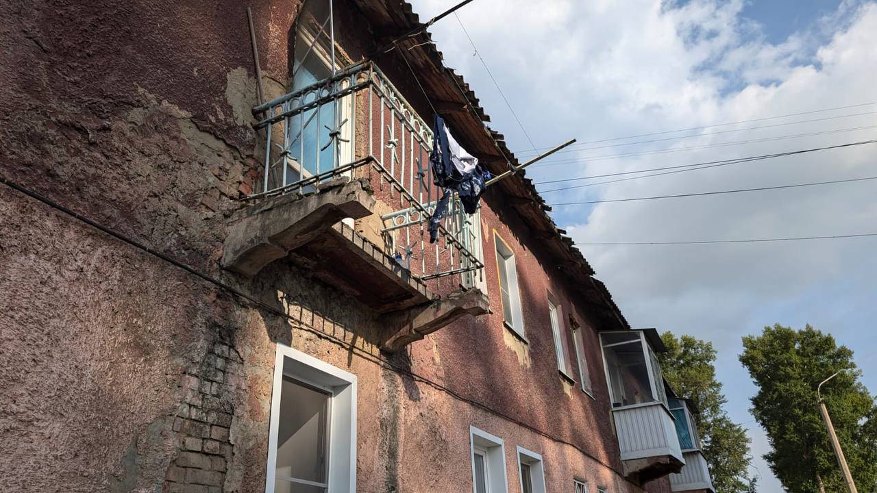 В Кемерове обрушился балкон с женщиной