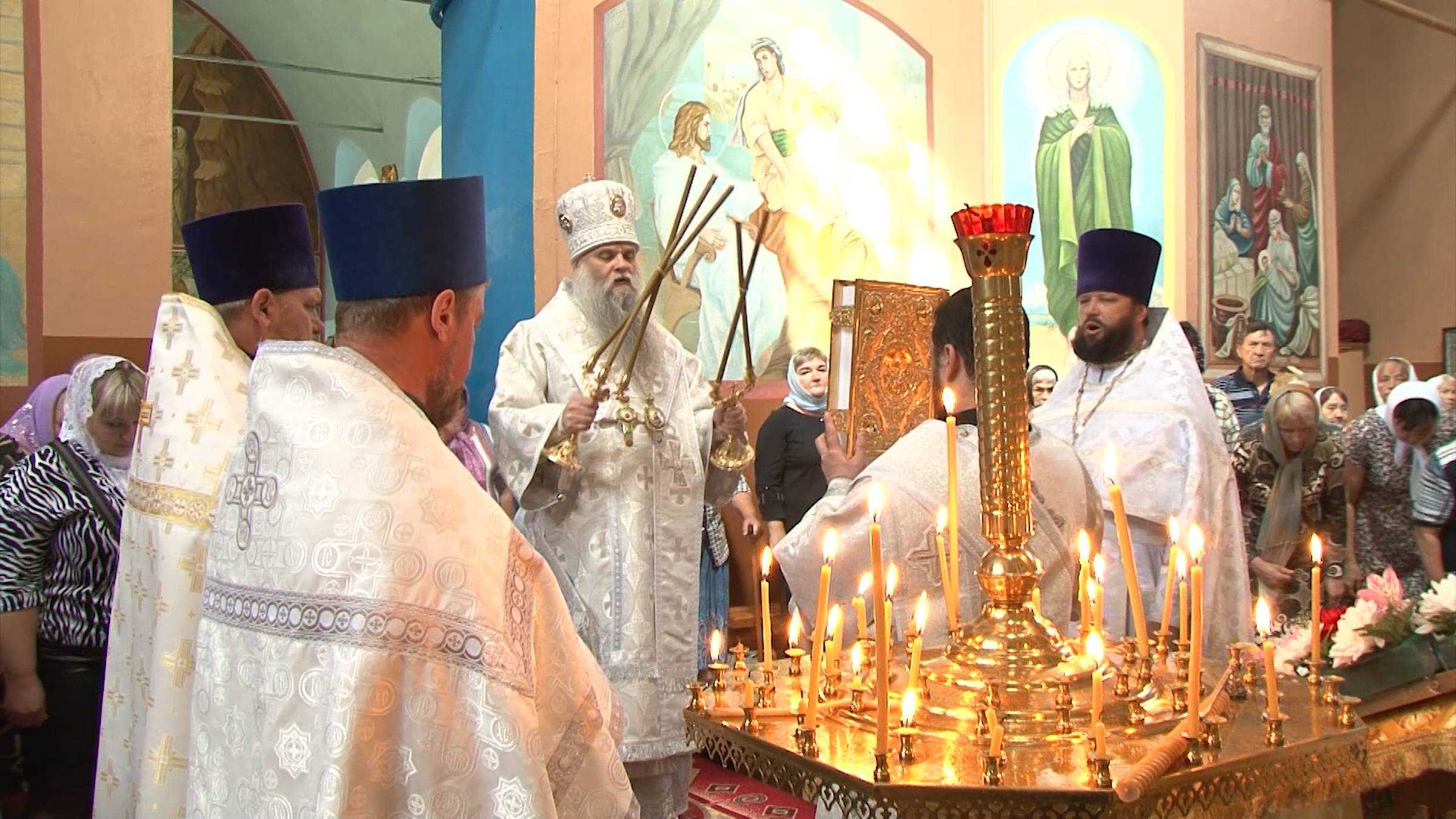 Епископ Валуйский и Алексеевский Савва совершил литургию в храме Святителя Митрофана