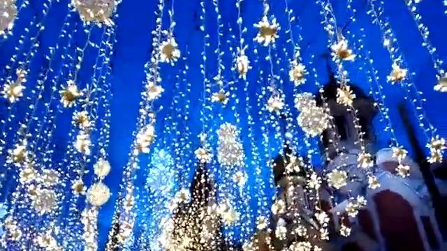 Знаменитая иллюминация на улице Никольской ..Москва.