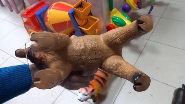 Странные игрушки или быку помяли яйца