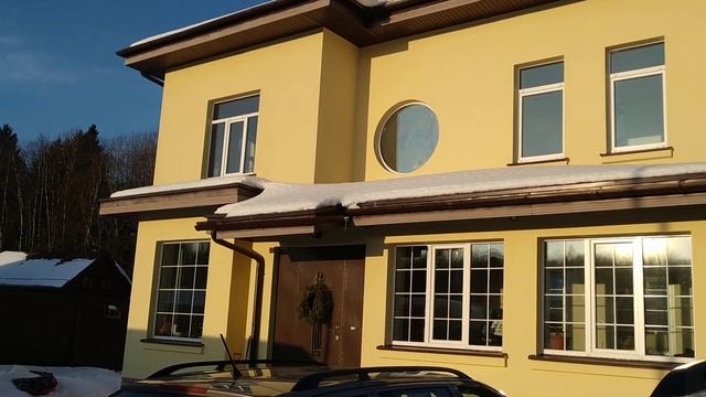 Простенький фасад обычного подмосковного дома, утепление пенопластом