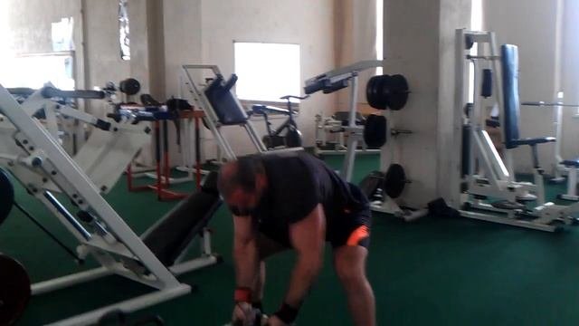 Маятниковый поочередный рывок двух гирь по 40 кг.