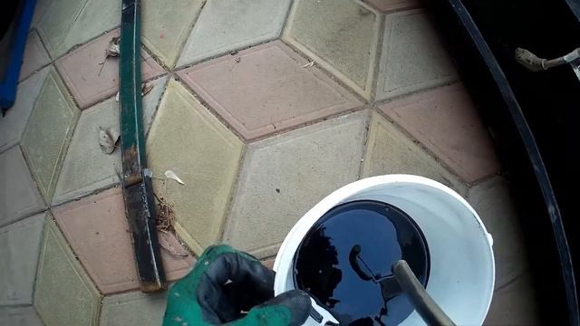 Сливаю масло с  Лифана 2v78, проверяю свечи