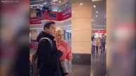 КРАСОТКА ТАНЦУЕТ ТВЕРК В ТЦ РЕАКЦИЯ ЛЮДЕЙ