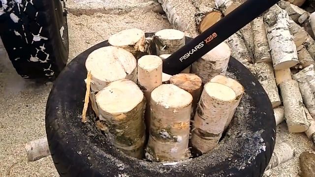 Быстрая колка дров с помощью покрышек/колка дров по-фински.