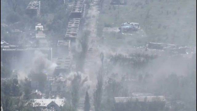 Танкисты 5 бригады 1АК атакуют по центру Красногоровки