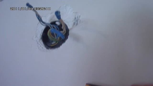не дорогой детектор скрытой проводки "Floureon"