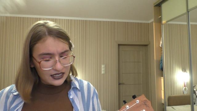 десяти15летка накрасилась и поет Алёну Швец  это кавер укулеле 