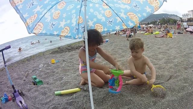 Пляж Рома ищет клад На берегу моря Найдет?