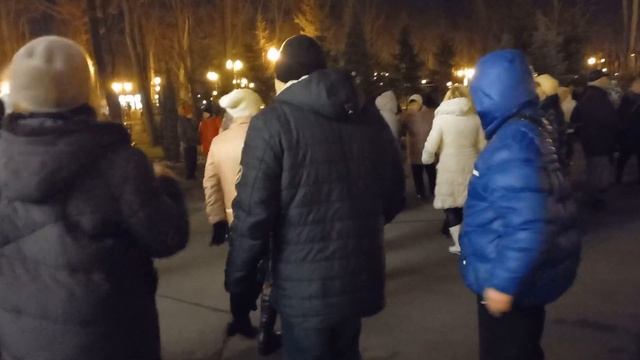 Харьков, танцы в парке, "На белом-белом покрывале января"