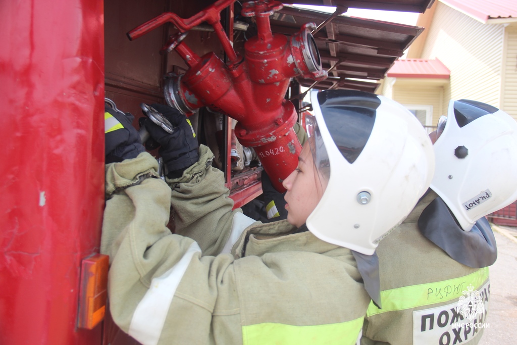 Навыки в пожарной эстафете продемонстрировали команды на состязаниях «Школа безопасности»