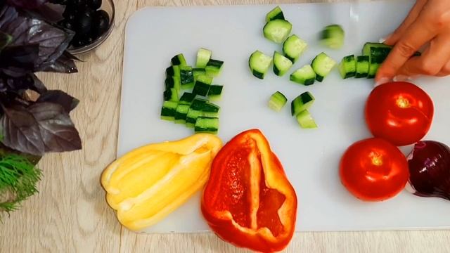 Греческий салат! Очень вкусный и лёгкий в приготовлении!