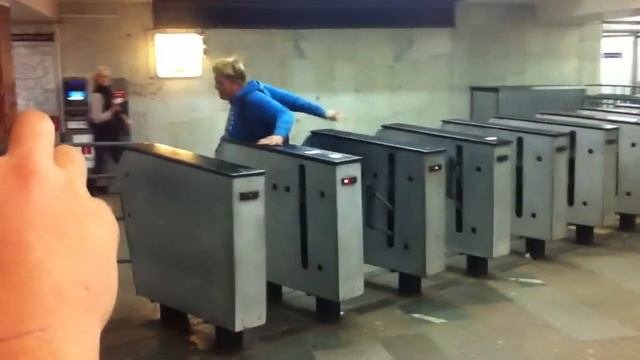 Как нужно проходить в метро