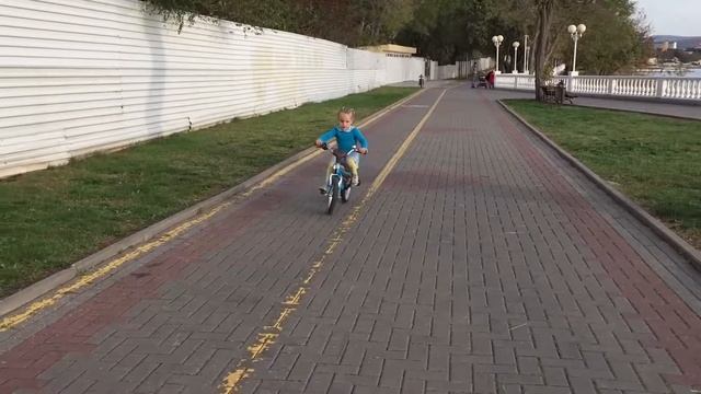 Как научить ребенка кататься на велосипеде?  How to Teach a Child to Ride a Bicycle?