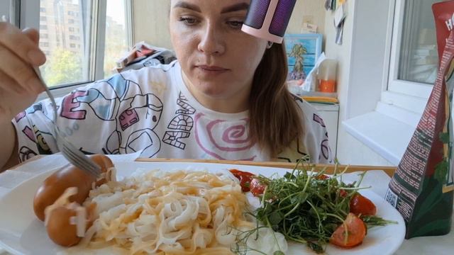 Мукбанг лапша Фо🍜 сардельки, салат с микрозеленью и помидорами #мукбанг #фудблогер