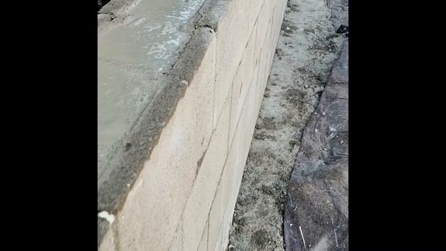Projekt Carport - Stützmauer am Hang errichten | Hangsicherung | Schalsteinmauer bauen