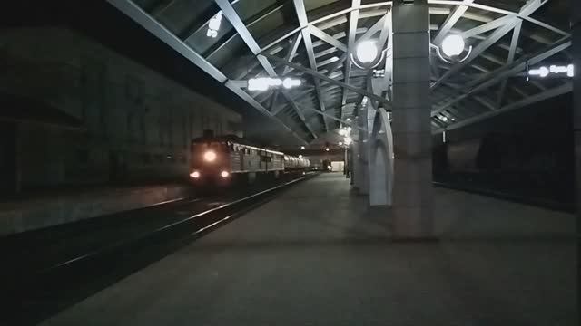2ТЭ116 с грузовым поездом проследует станцию Витебск