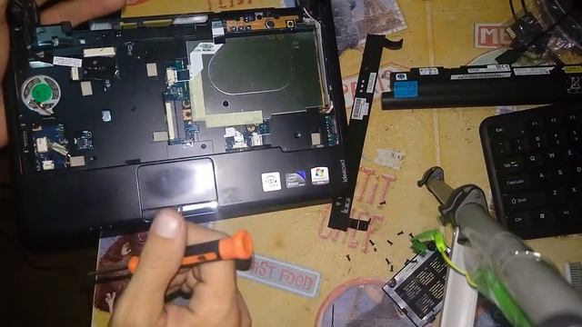 Inside Lenovo IdeaPad S10 - 2  - How to complete disassembly - tutorial