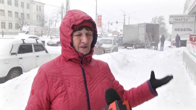 Волгоградцы в канун старого Нового года чистят снег лопатами
