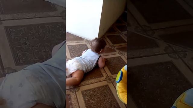 Как научить ребенка ползать.