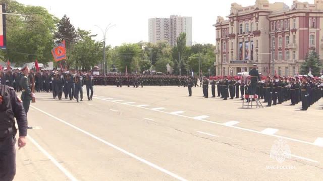 Сотрудники МЧС России приняли участие в Параде Победы на Театральной площади