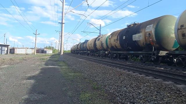 2ЭС6-445 с грузовым поездом и с перегоняемым ТЭМ2УМ-1060.