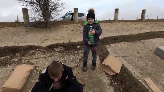Шашлык возле речки с семьей.mp4
