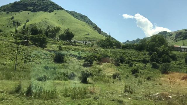 Любуемся красотой гор Северного Кавказа из окна автобуса