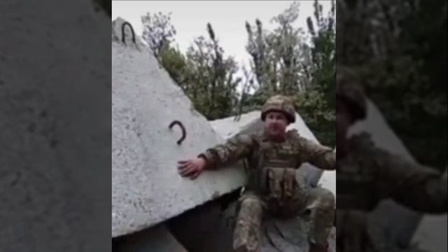 Вражеский солдат,кажется,восхищается"линией обороны ВСУ в Харьковской области"и что-то там про деньг