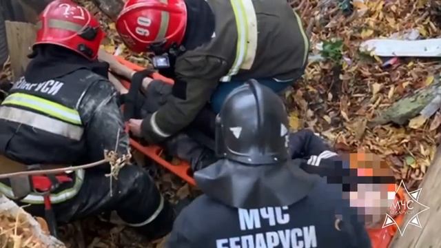 В Борисове женщина упала в 2-метровую яму: понадобилась помощь спасателей