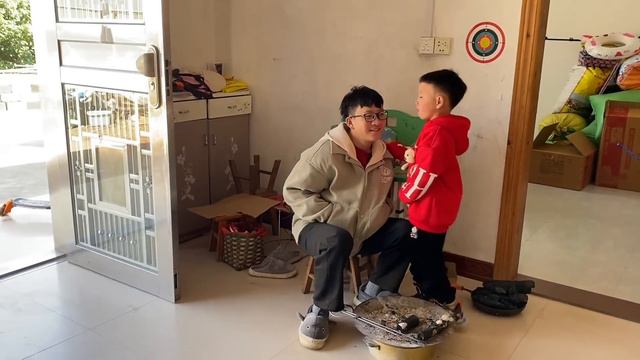 老肥回了拜年，学哥家炖了只牛脚，学哥邀他一起喝上广西公文包