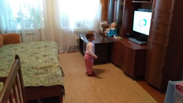 Машенька танцует.