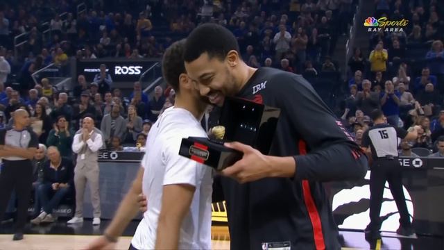 Steph Curry presents Otto Porter Jr. his ring 2022 Warriors championship ring 🔥