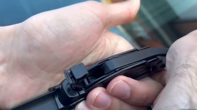 Установка бескаркасных дворников.