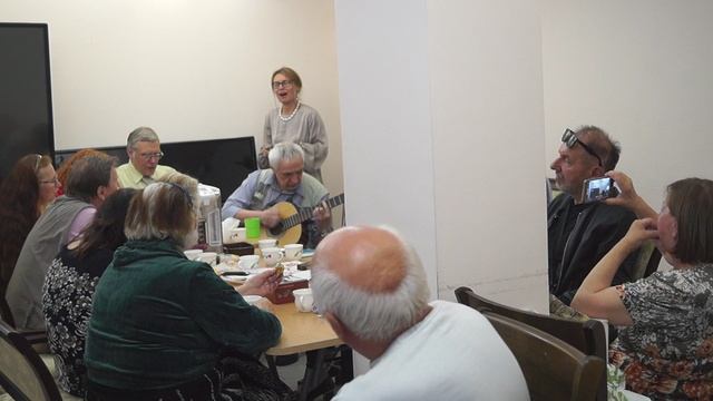 "Белой акации гроздья душистые'