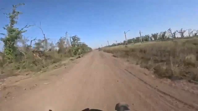 Российский штурмовик едет на мотоцикле и поёт песню «Матушка»