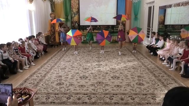 Танец с зонтиками -  старшая группа