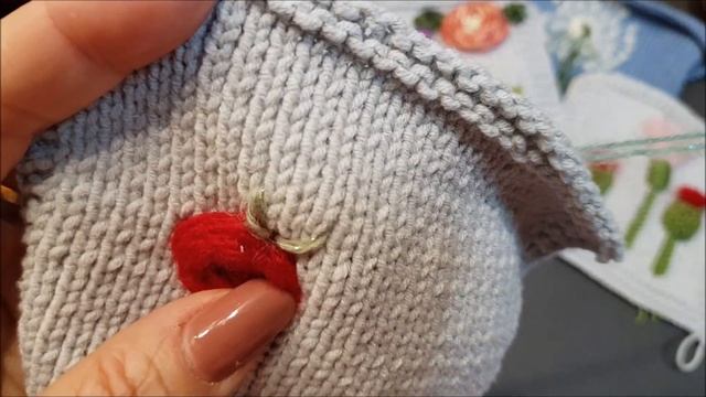 Вышивка на вязаном полотне цветок