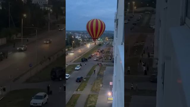 Казань В Альметьевске воздушный шар сел в черте города прямо на тротуар.