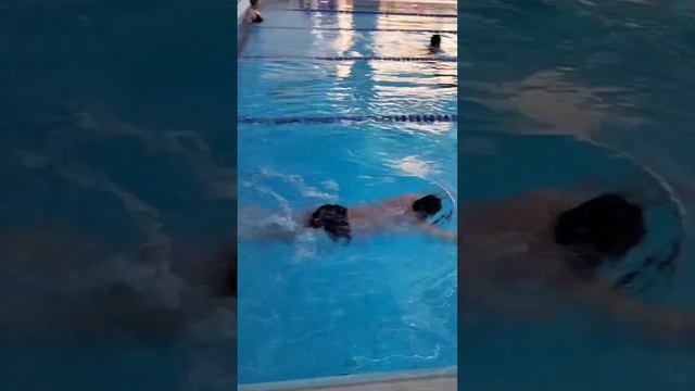 Классический стиль плавания кроль. Выполняет доктор Леонид Буланов.