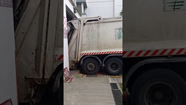 SEMBCORP Volvo FM 370 (bull truck+ late collection+ new rim+ paint leak out)